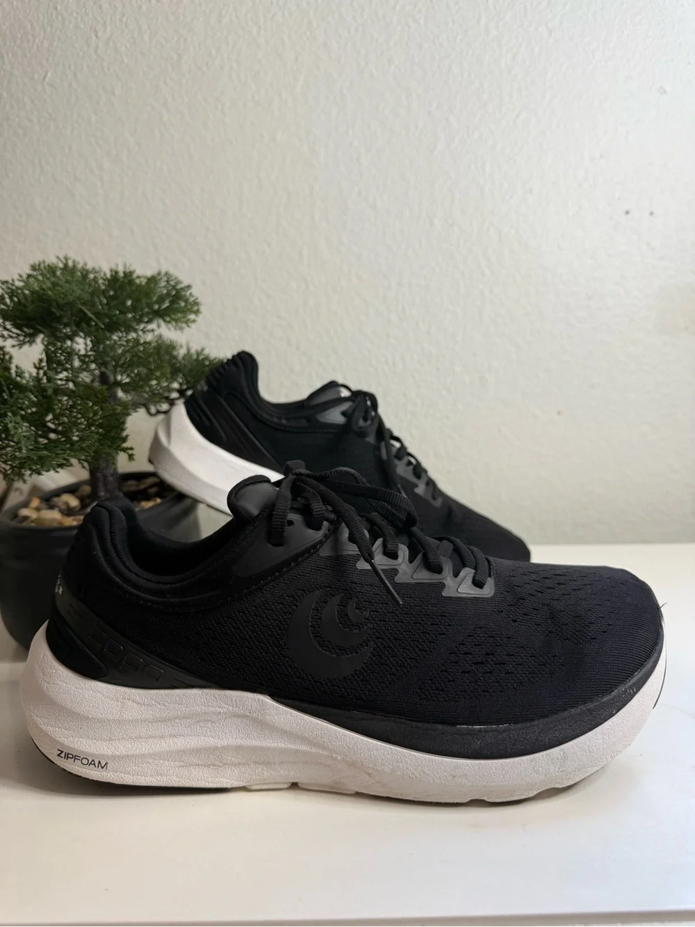 Topo Athletic Phantom 3 Women size 10 black  Athletic Running Shoes